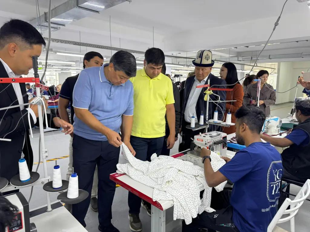 Deputy Prime Minister Bakyt Torobaev Reviews Sewing Factory in Chuy Region, Creating 300 Jobs