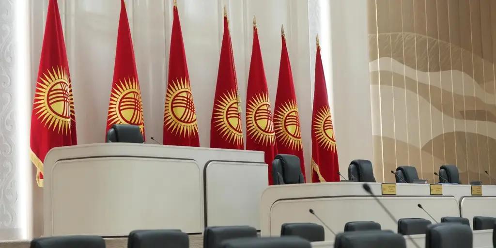 Комитет Жогорку Кенеша поддержал предложение о самороспуске парламента