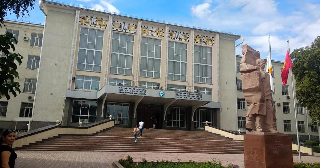 Ректор КММА:Башка жогорку окуу жайларга караганда Мед академиянын контрагы төмөн