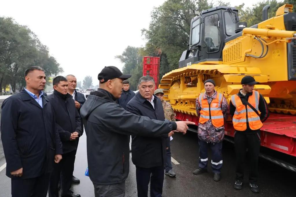Мэрии Токмока вручили спецтехнику на реализацию нескольких крупных проектов