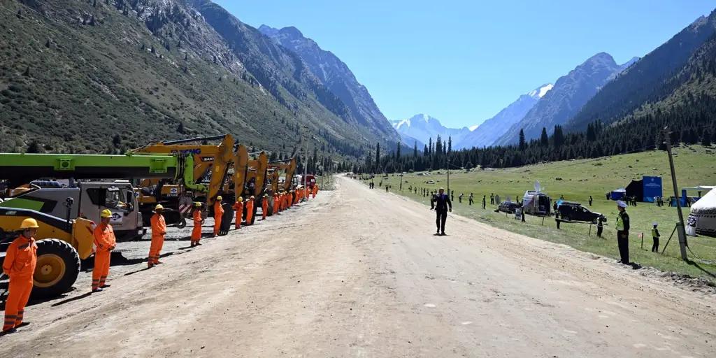 Кыргызстан за три года направит более 53 млрд сомов на строительство трассы Барскоон—Бедель