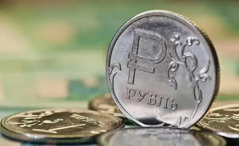 Рубль подешевел к сому на 1.65%. Курс НБ КР на 18 октября
