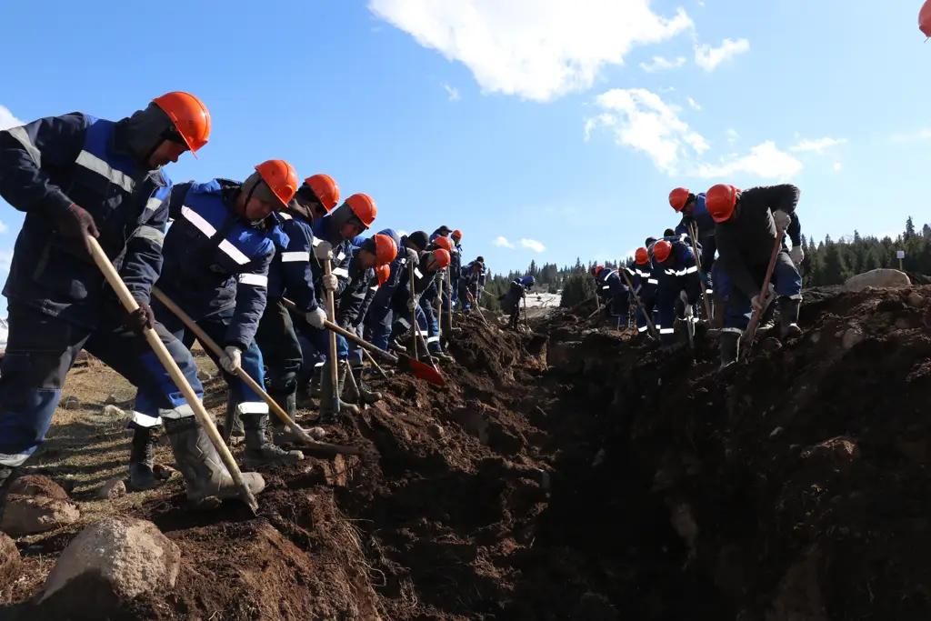 В горнолыжном кластере «Ала-Тоо Резорт» продолжают проводить электричество