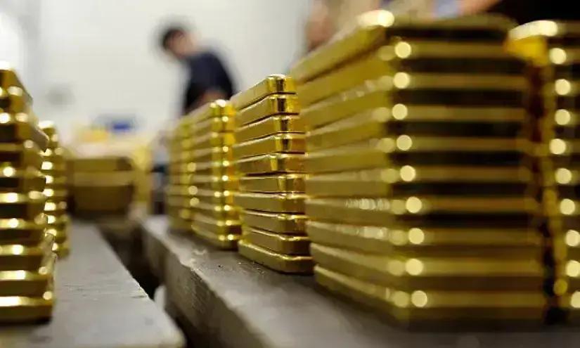 Унция золота НБ КР за выходные подешевела более чем на 3.2 тысячи сомов