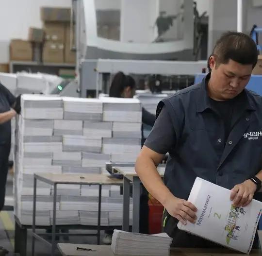 В школы страны начали поступать новые учебники