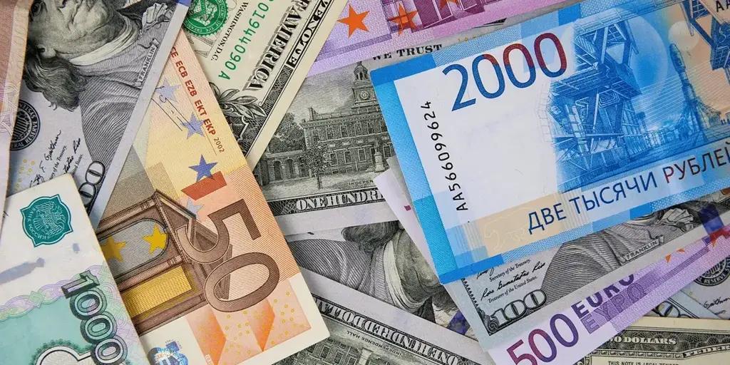 The ruble and euro strengthened, while the dollar remained unchanged