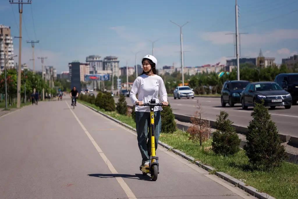 Кыргызстанцы используют самокаты как транспорт в 70% случаев
