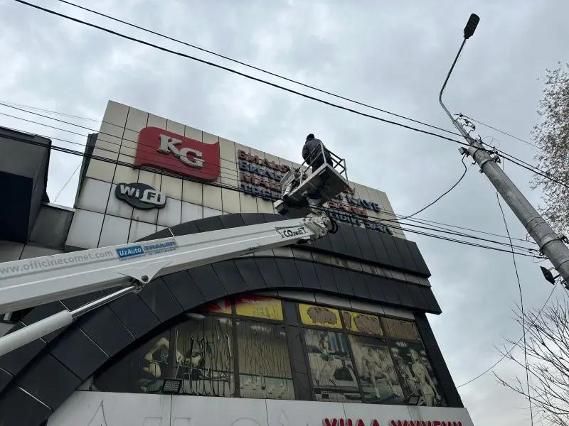 В Бишкеке демонтируют самовольно установленные рекламные конструкции