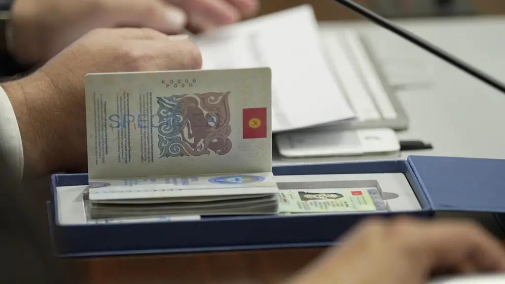 Кыргызстанда жаңы үлгүдөгү паспорттор бериле баштады