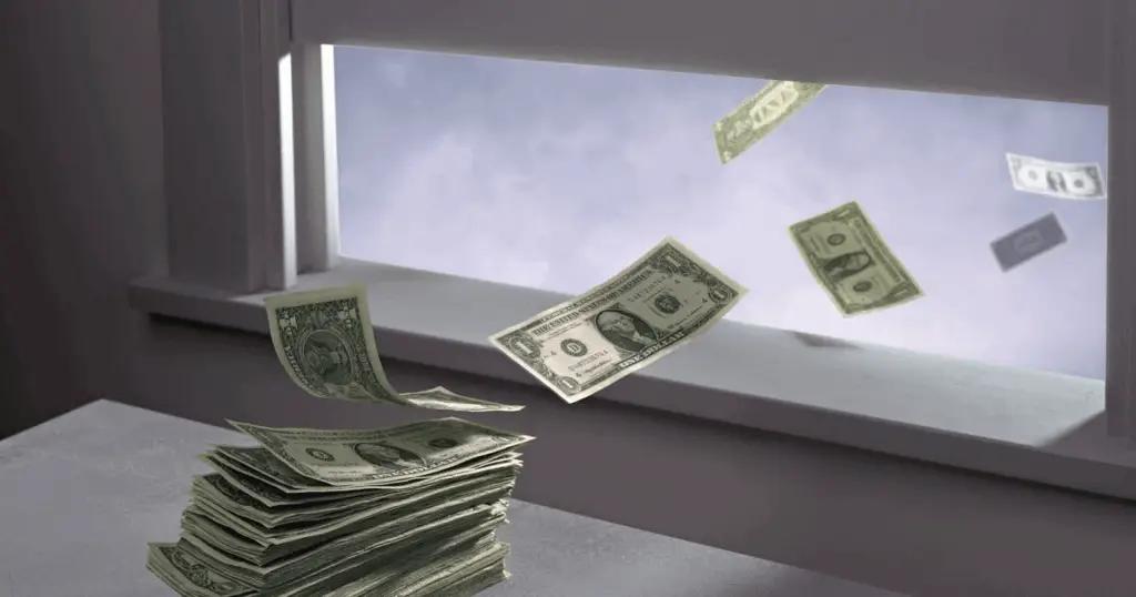 Из Кыргызстана за восемь месяцев утекли десятки миллионов долларов