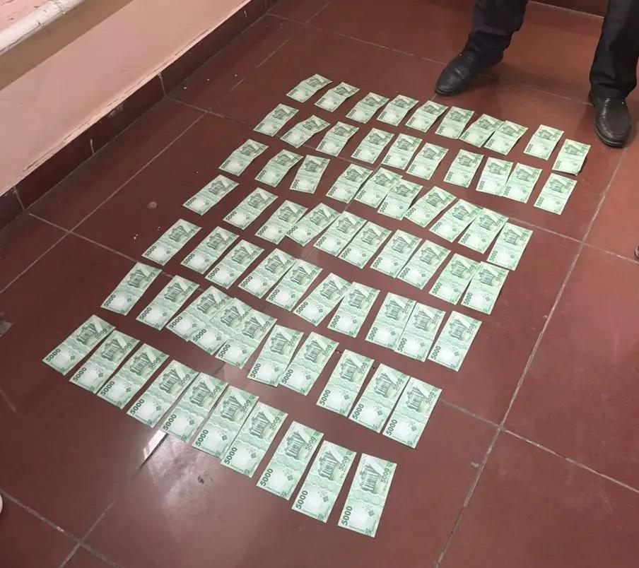 В Оше с поличным при получении взятки задержан адвокат