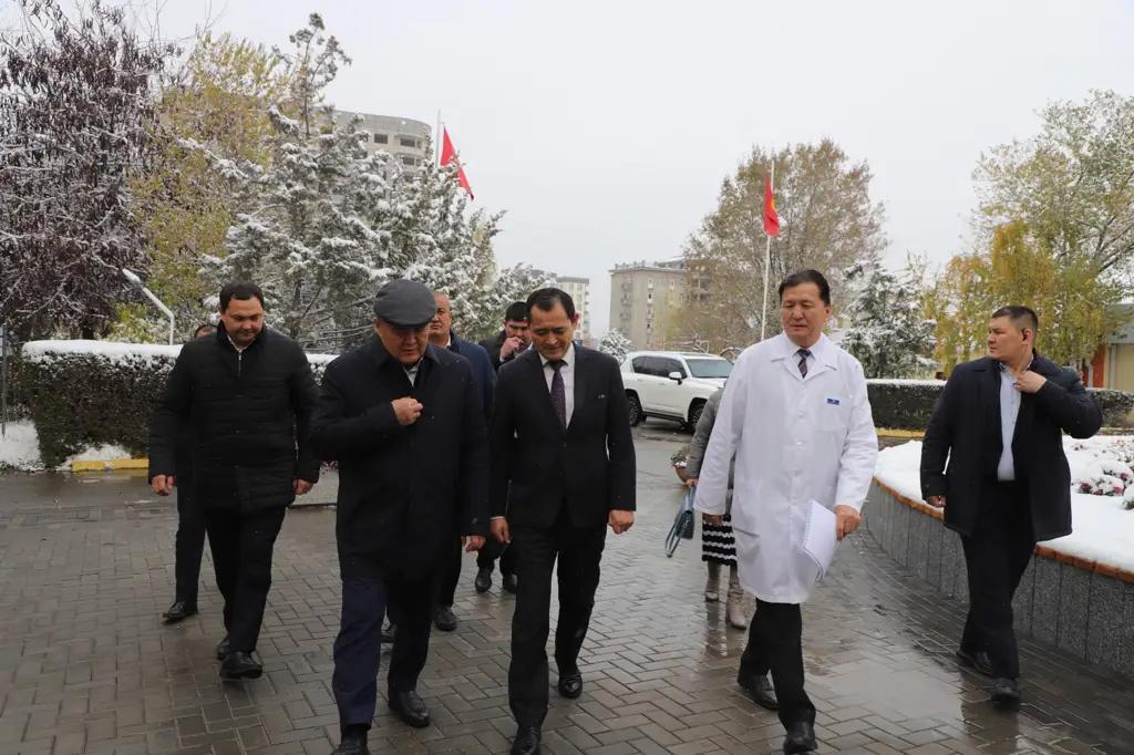 НЦОМИД передали шесть комплектов современного медицинского оборудования