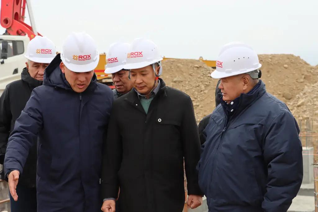 Министр энергетики проверил строительство солнечной электростанции на Иссык-Куле