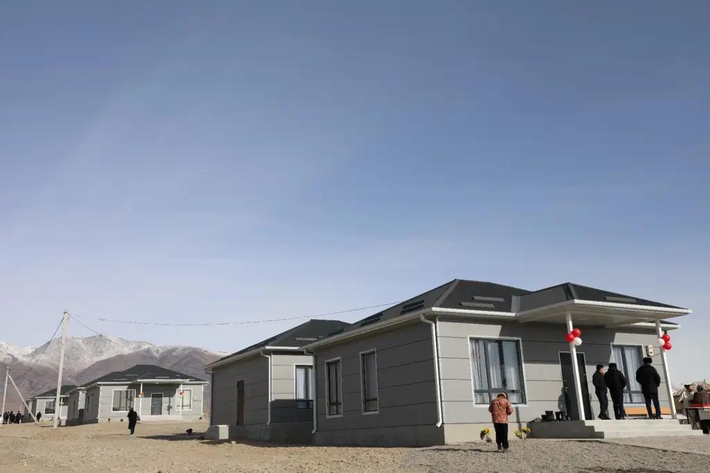 Шести семьям в Балыкчы вручили ключи от новых домов