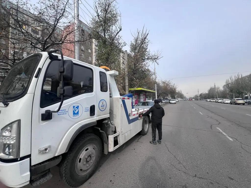 Бишкекте аялдамаларга унаа токтоткон айдоочуларга каршы рейд жүрүүдө