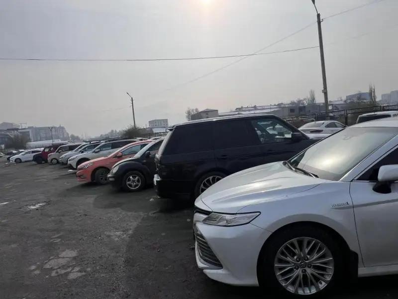 В Бишкеке 27 автомобилей, припаркованных на остановках, эвакуированы на штрафстоянку