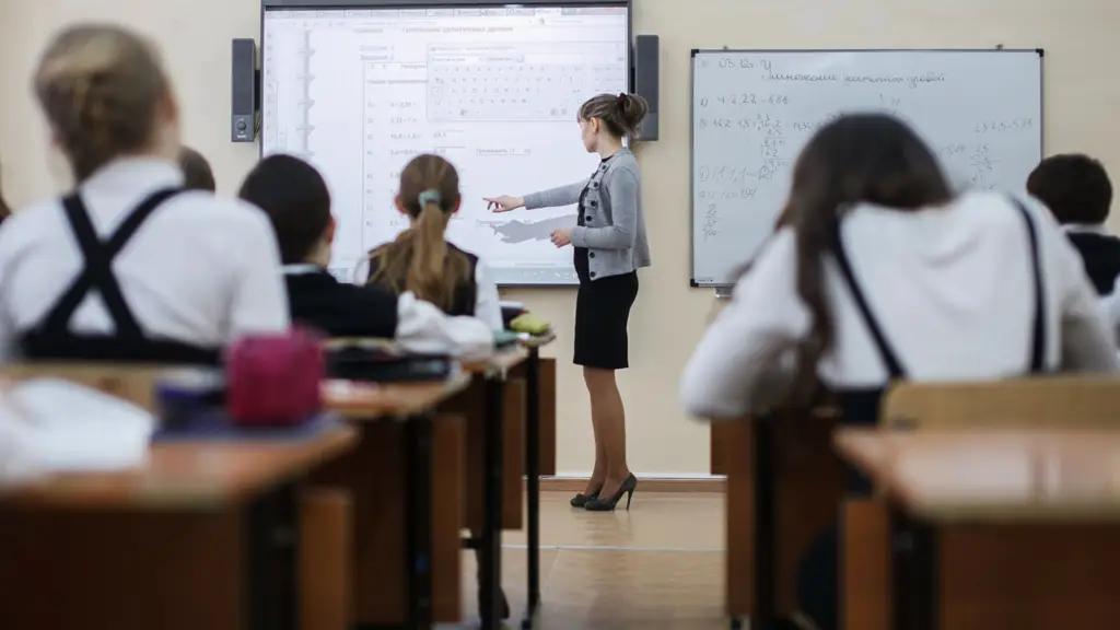 Бишкек закупает селфи-палки и другие призы для школьных конкурсов почти на 250 тысяч сомов