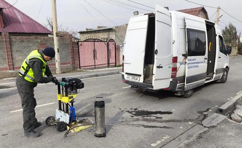 На столичных улицах проверили качество асфальтобетона