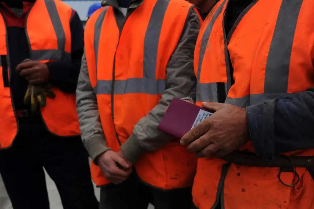 В Бишкеке выявили незаконное трудоустройство 12 иностранцев