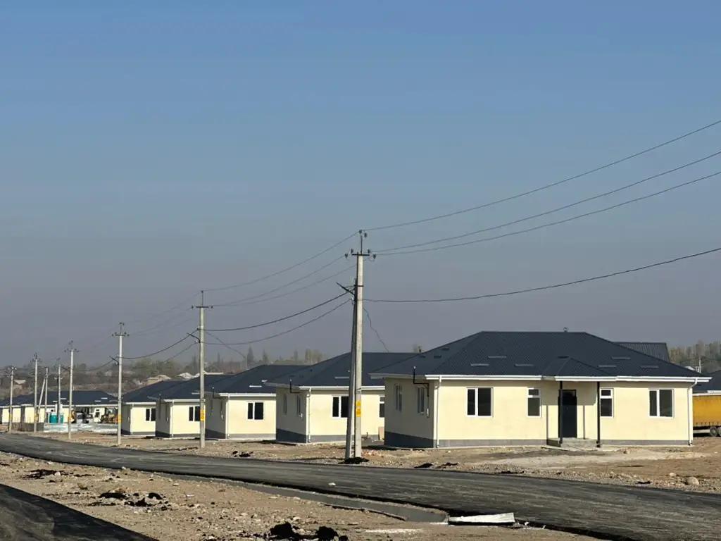 Лейлекте чек ара айылынын тургундары жаңы үйлөргө көчүрүлүп баштады