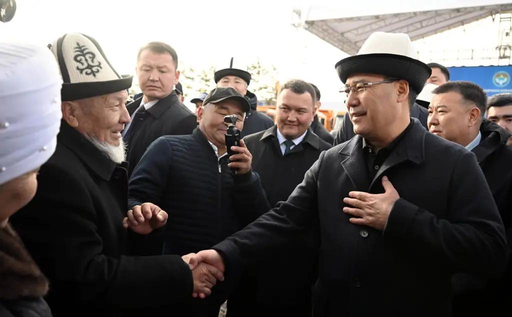 “Таластын жолдоруна дагы көз салып койсоңуз” деп Таласта аксакал президентке кайрылды