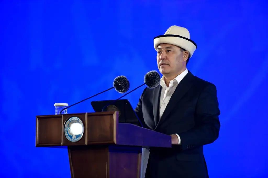 “Бөрк ал десе - баш алгандай”. Президент Бишкектин, Оштун мэрлерин сынга алды