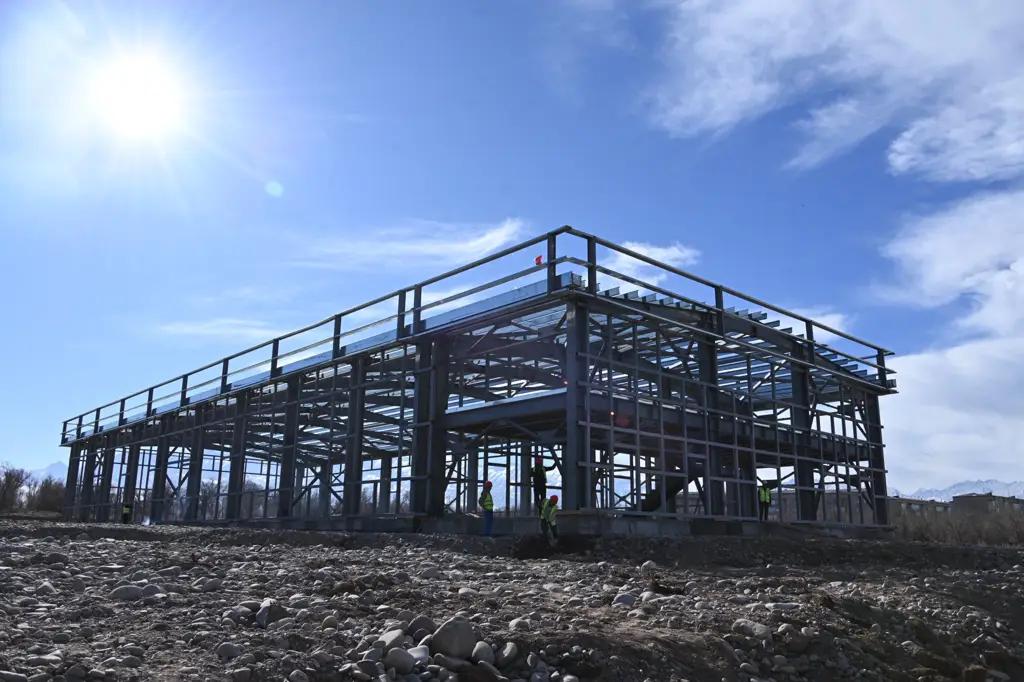 Подрядчикам, строящим спорткомплекс в Токмоке, поручено завершить работы в сроки