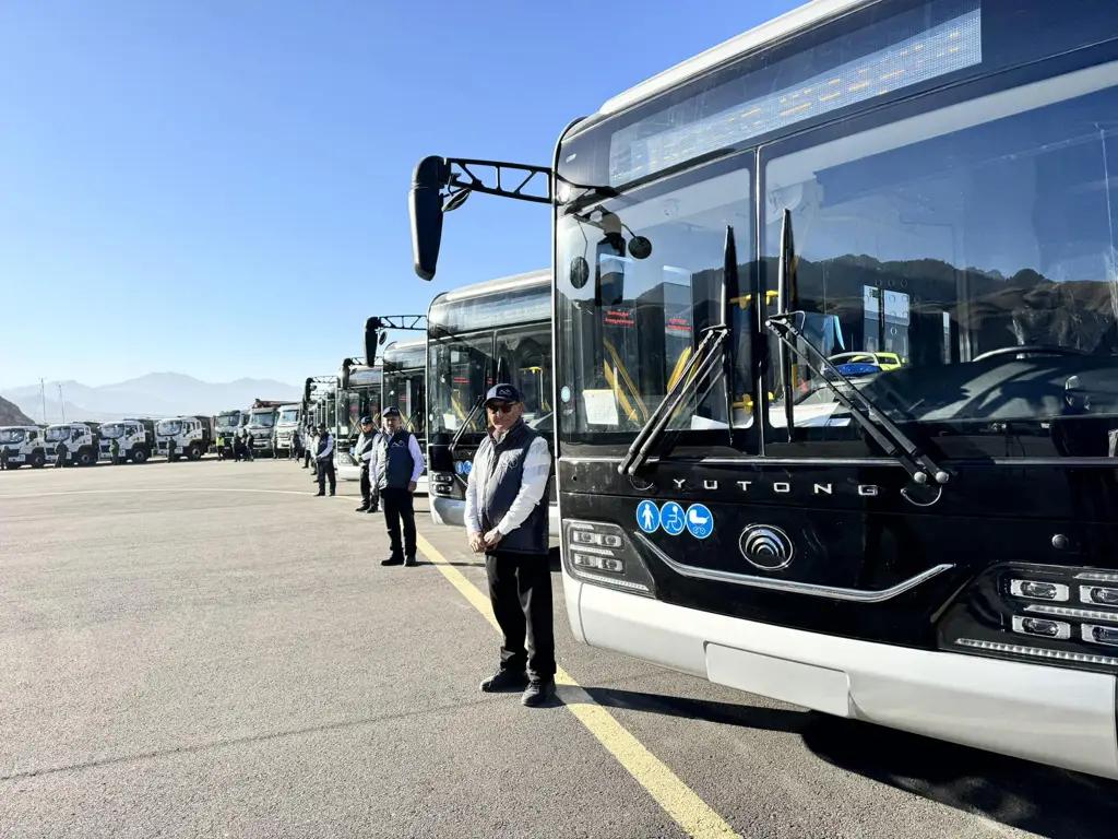 Нарын шаарына 11 автобус жана 12 атайын техника тапшырылды