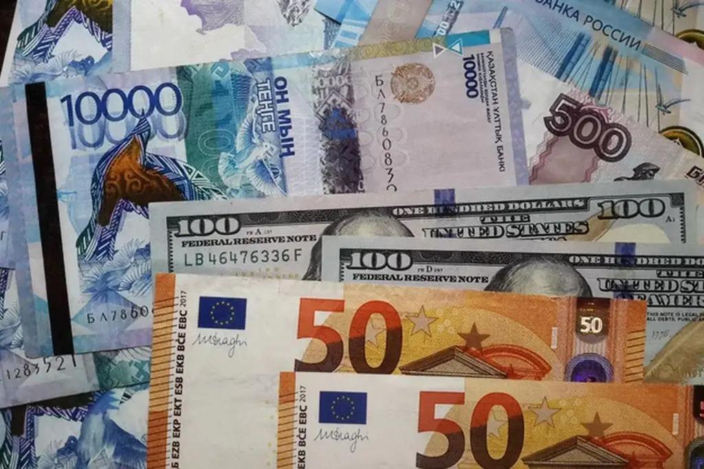 Сом остался на месте к доллару, укрепился к евро и тенге