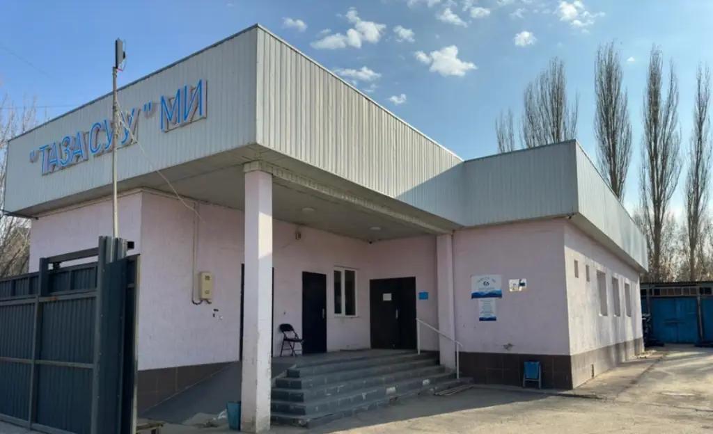 15 сомдук түтүктү 3.5 миңден алган. Таласта суу эсептегич орнотууда мыйзам бузуу аныкталды