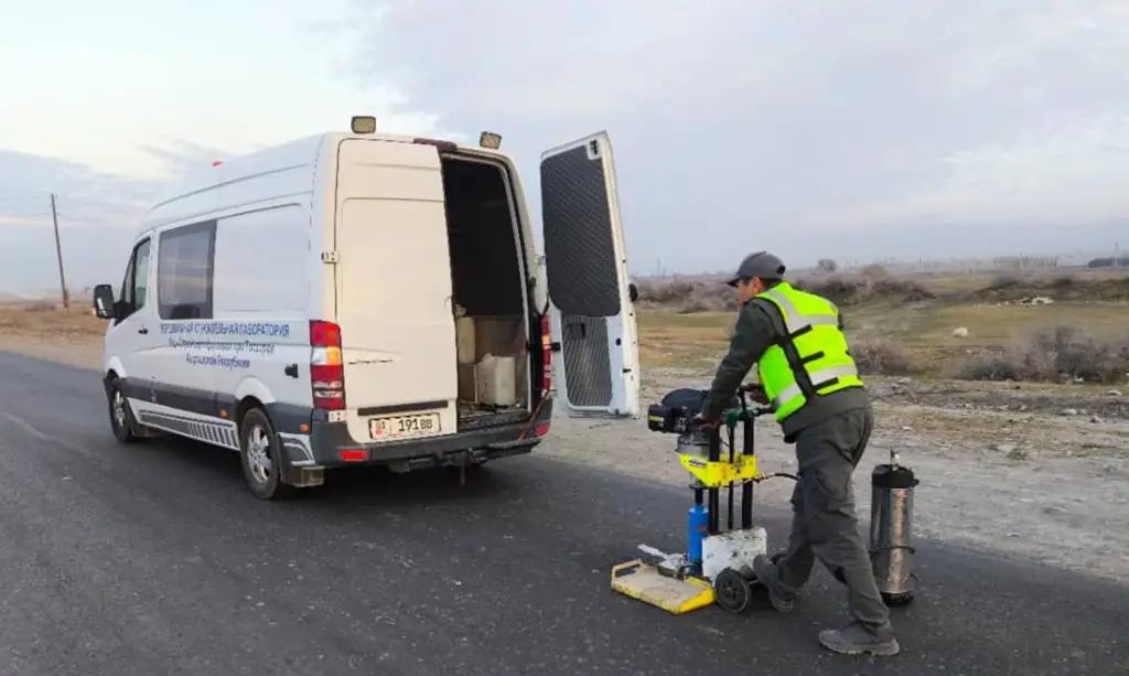 На улицах в Сокулукском районе проверили качество асфальта