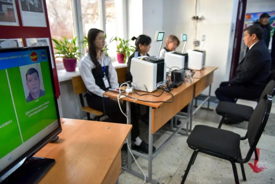 Мэр Бишкека Айбек Джунушалиев проголосовал на участке №1220