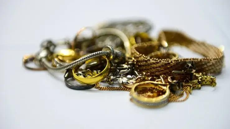 Сотрудники ГНС пресекли попытку незаконного ввоза золотых изделий