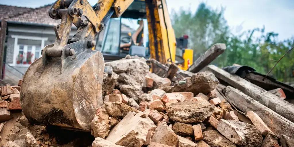 Tashiev orders demolition of new shopping centre on Chui Avenue