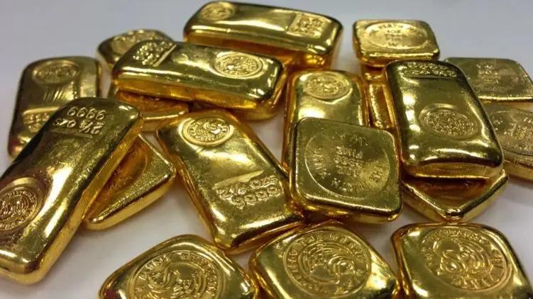 Унция мерного золотого слитка НБ КР подешевела после резкого роста на выходных