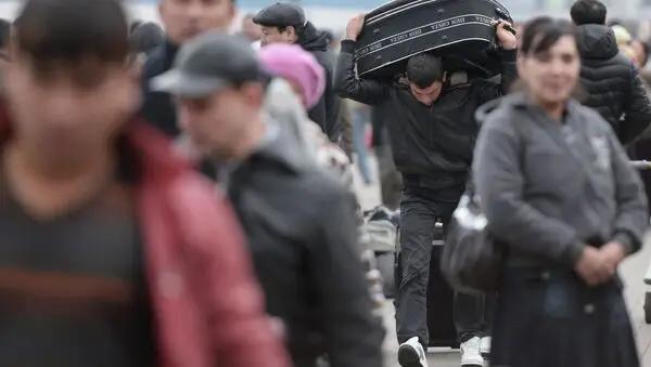 Почти 100 тысяч кыргызстанцев ежегодно получают консультации перед выездом на работу за рубеж