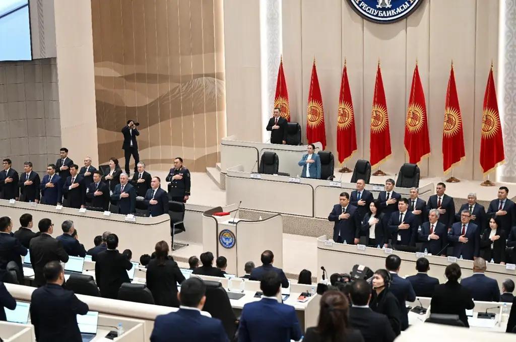 Жогорку Кеңештин жаңы чакырылышынын депутаттарына ырастамалар тапшырылды