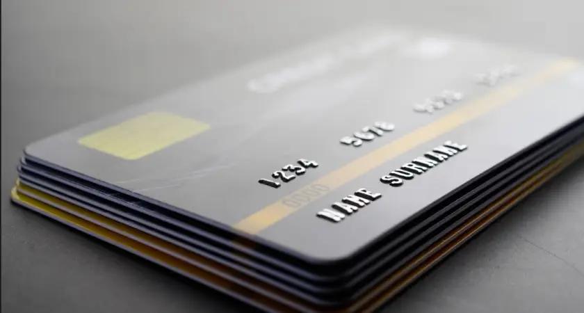 Почти 11 млн сомов исчезли с карточных счетов кыргызстанцев