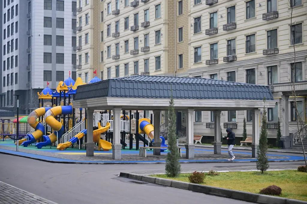 Медработникам Центра охраны материнства и детства в Сузаке вручены ипотечные квартиры