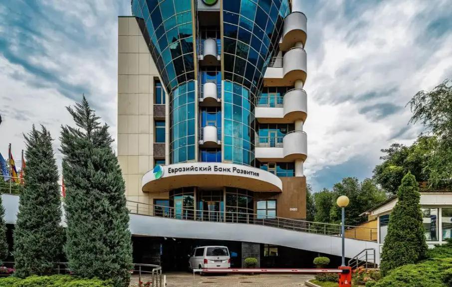 Экономика региона ускоряется: рост ВВП, снижение ставок и ставка на инвестиции