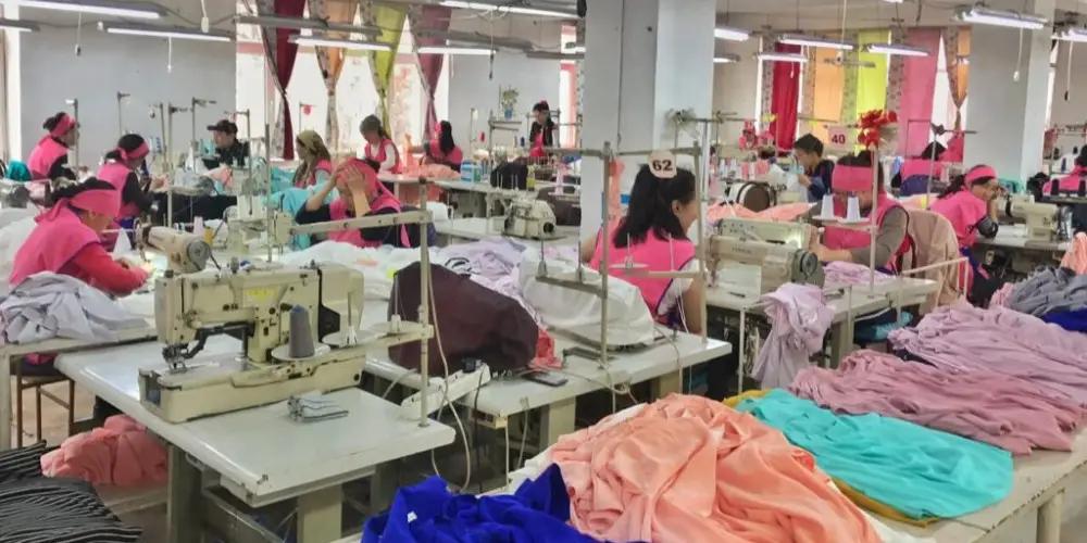 “100 миңдеген адам ишсиз калып жатат”. Депутат тигүү тармагындагы маселени көтөрдү