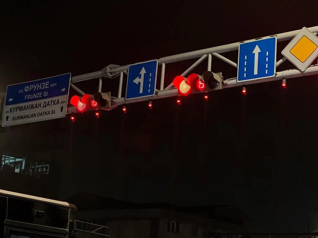 Бишкекте лазер жарыгы күйгөн жаңы жол чырак орнотулду