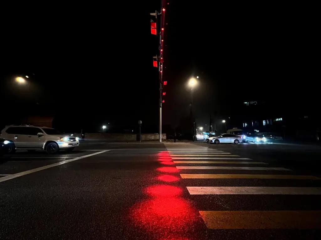 В Бишкеке появился светофор с лазерной подсветкой пешеходного перехода