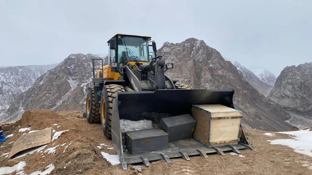«Кумтор» завез партию горной техники на месторождение Тоголок для его разработки