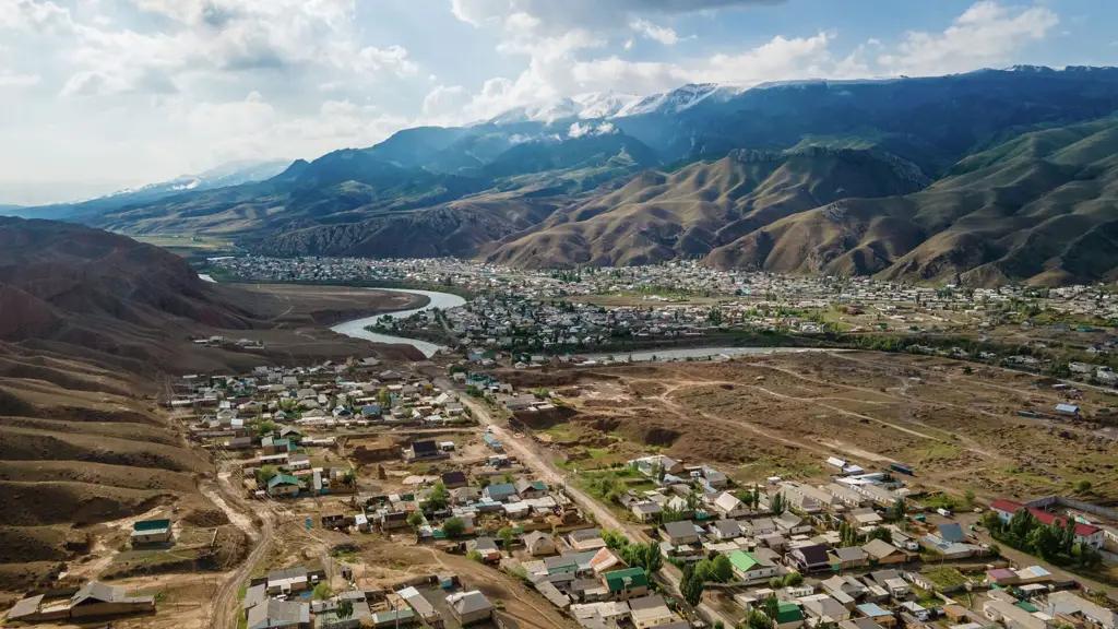 В Нарыне в этом году построят детский центр и футбольное поле