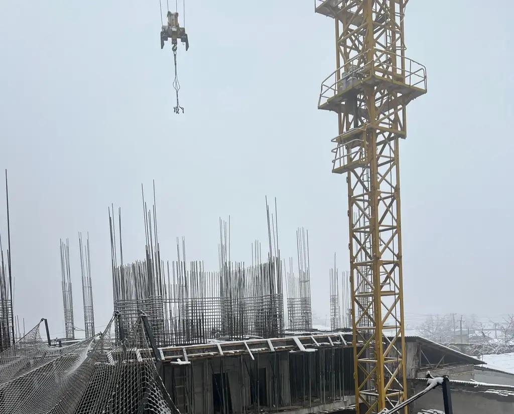 Ошто 12 кабаттуу үйдүн курулушунда техникалык коопсуздук сакталбагандыгы үчүн эскертүү берилди