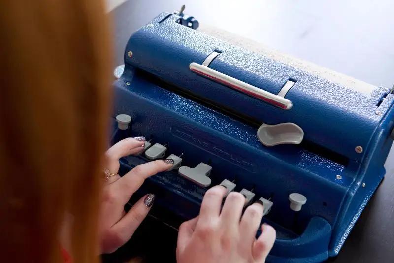 Кабмин подарил оборудование интернату для слепых стоимостью 3 млн сомов