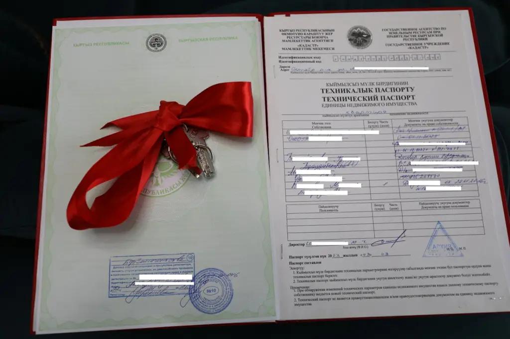 Камчыбек Ташиев вручил ключи от квартиры семье, воспитывающей тройню