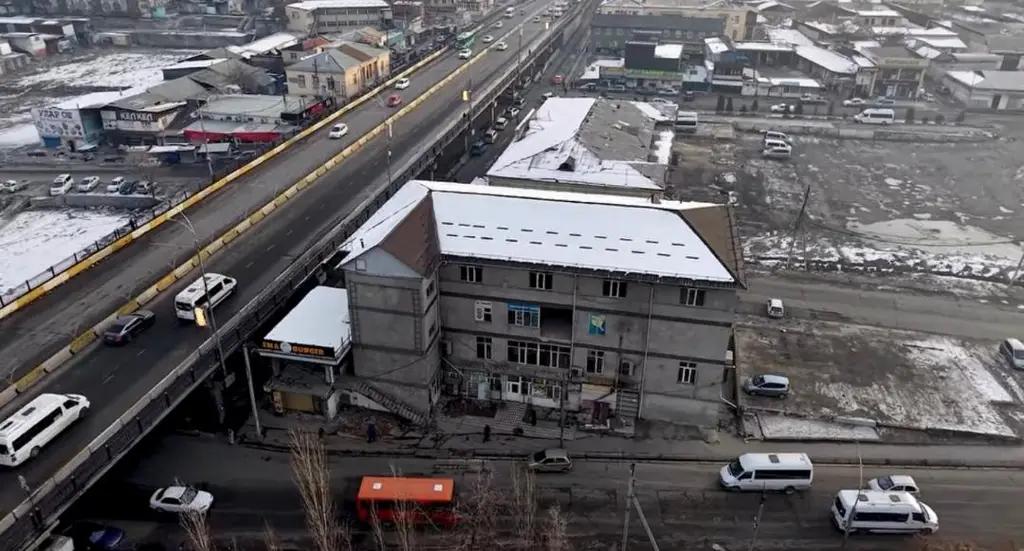 Ош шаарынын экс-вице-мэрине таандык 4 кабаттуу имарат буздурулат