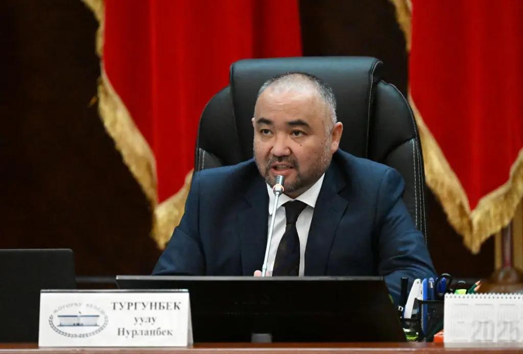 Жогорку Кеңештин төрагасы турак жайлардын кымбатташы боюнча маселени ирээтке келтирүү керектигин айтты